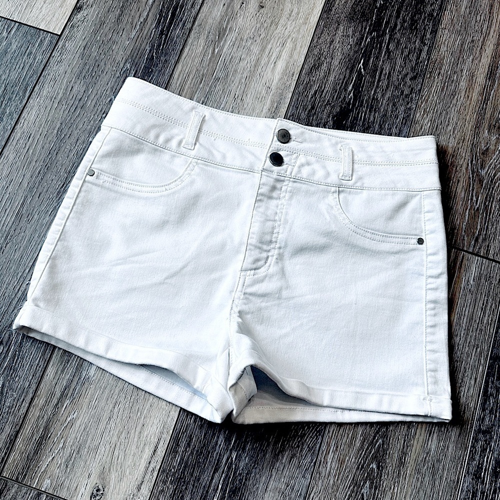 🛍️ Love Fire very comfortable stretch shorts size 9  never worn excellent.